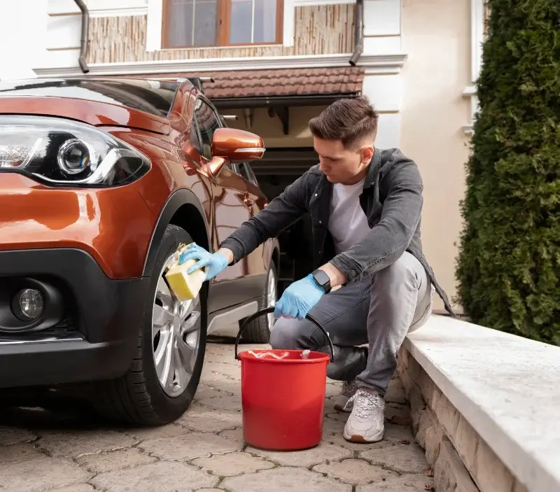 Lavage auto à domicile Saint-Pierre-d'Exideuil : professionnel intervenant sur un véhicule